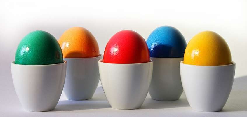 Uova colorate allegre