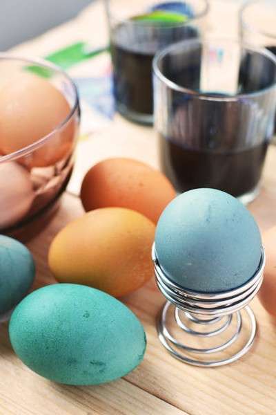 Uova colorate tavola