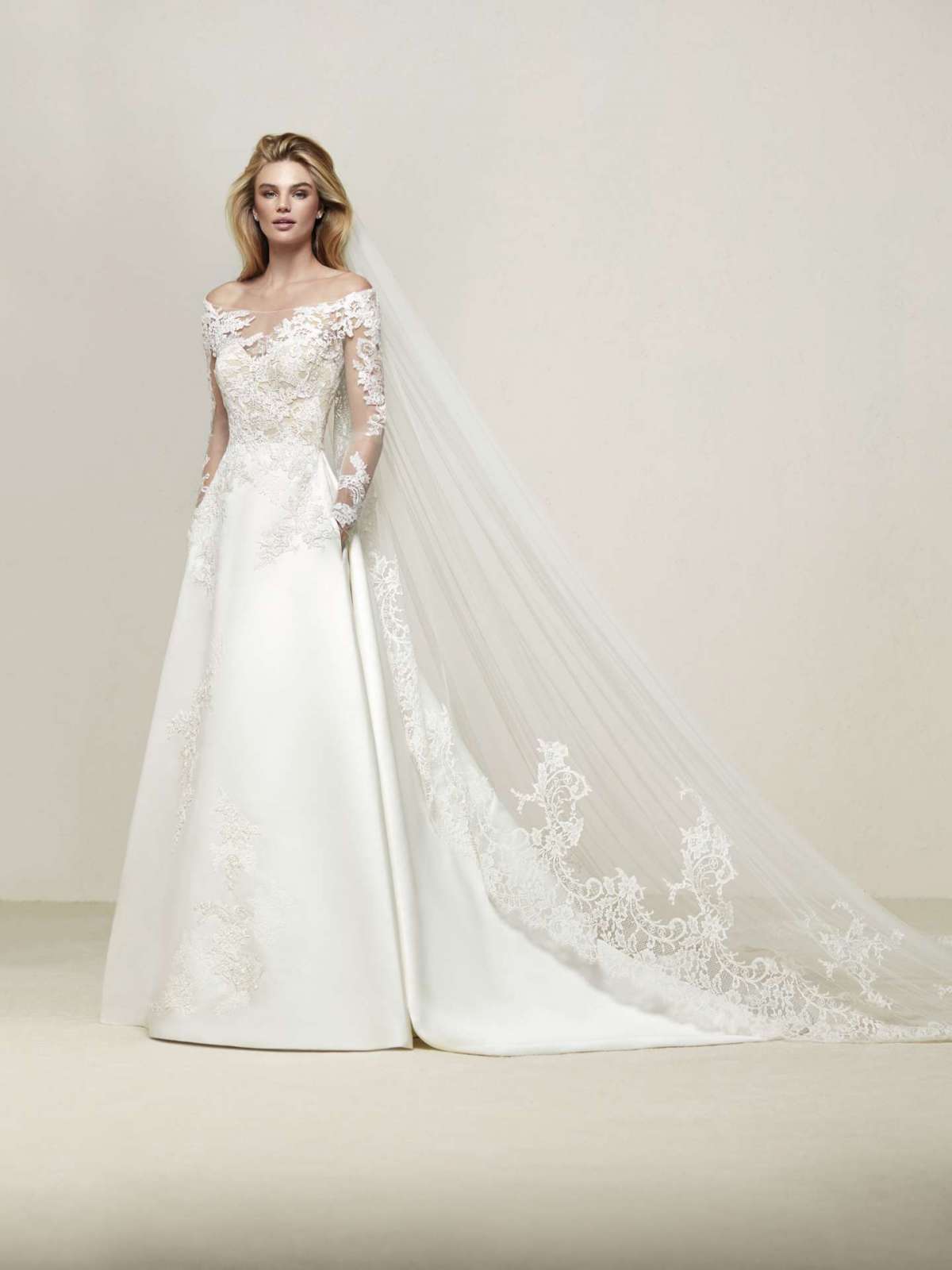 Abito con maniche ricamate Pronovias