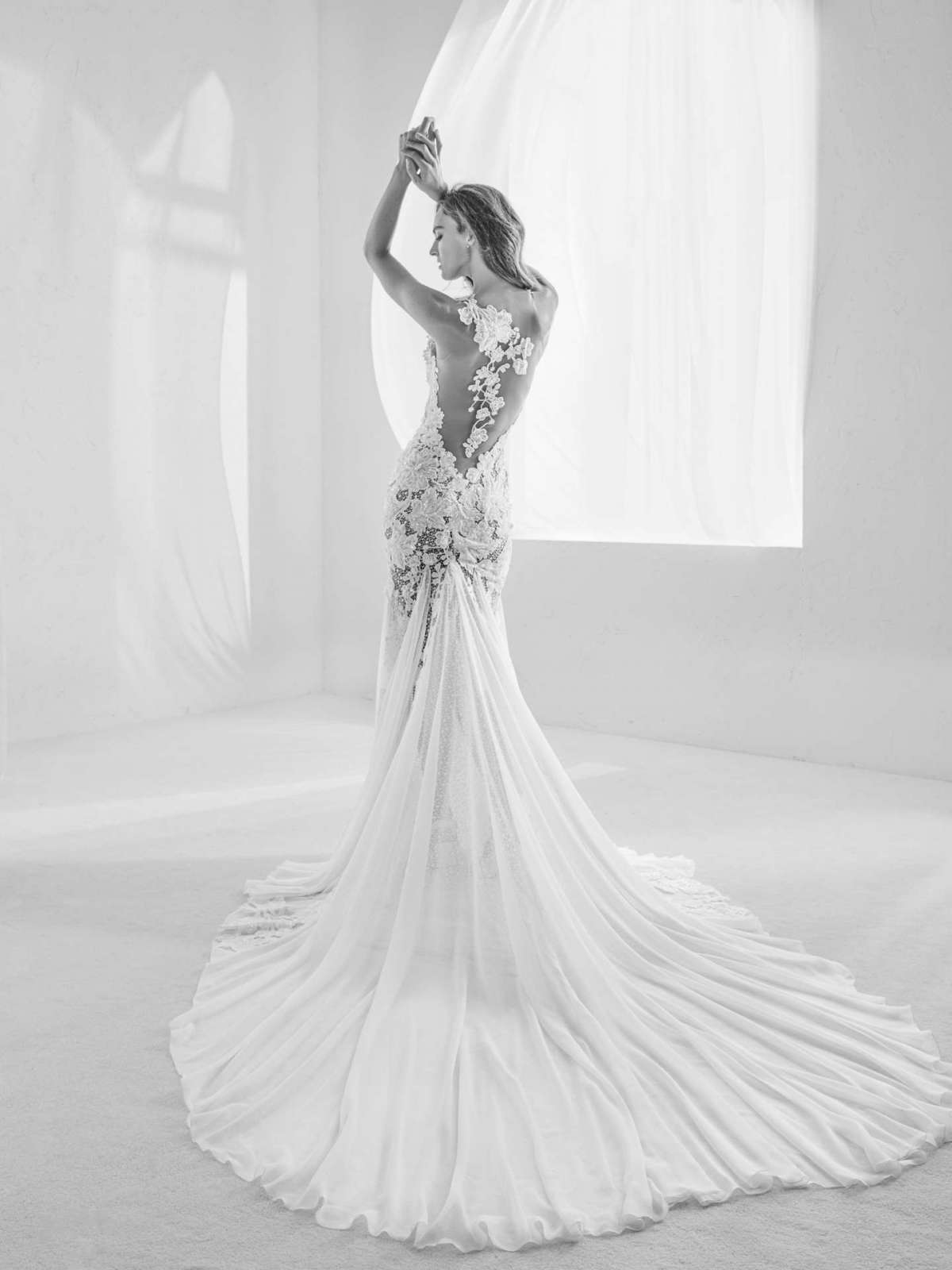 Abito con schiena nuda Pronovias