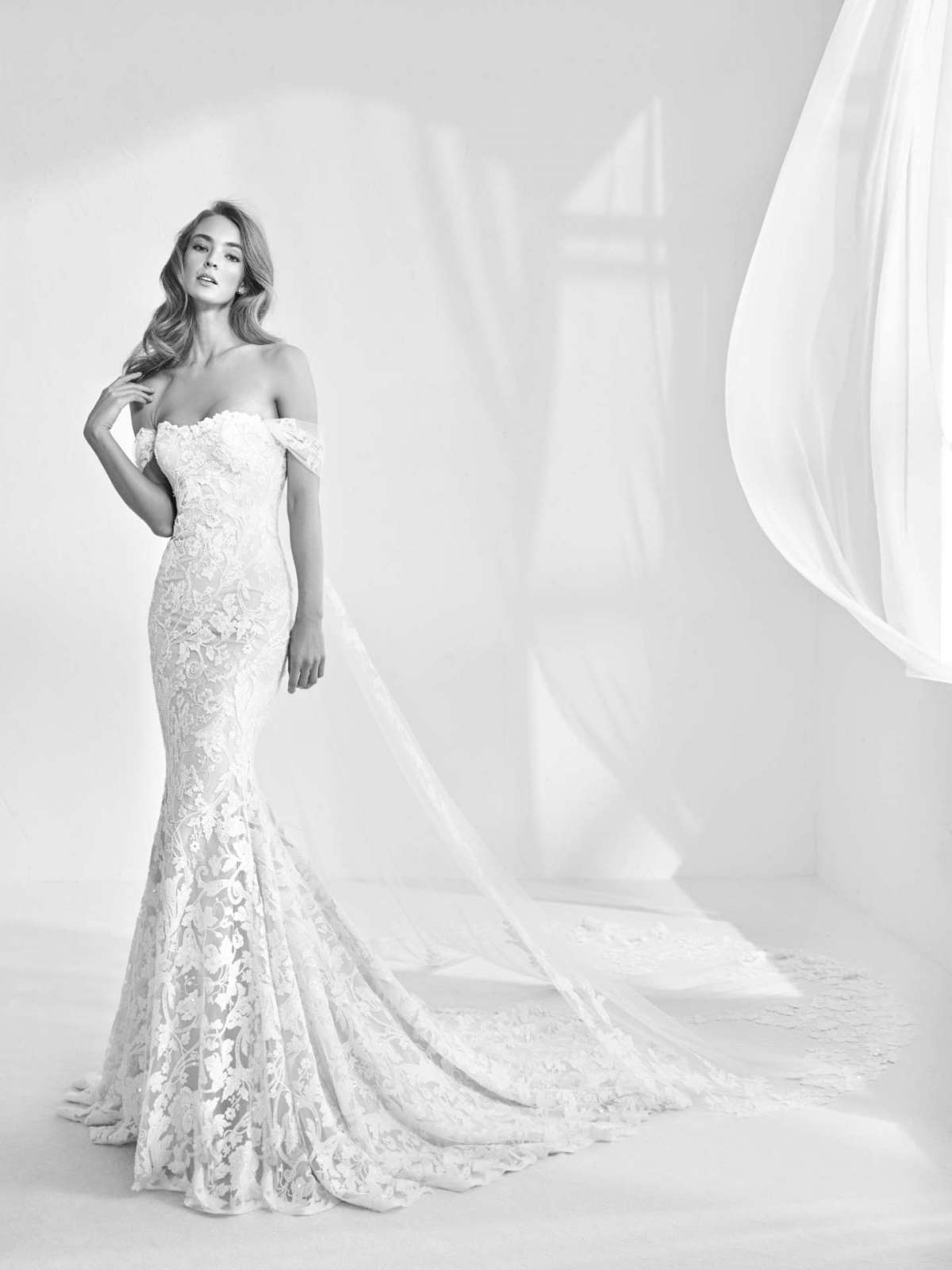 Abito con scollatura omerale Atelier Pronovias