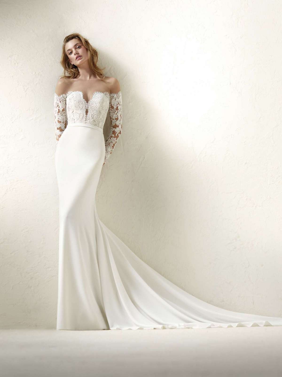 Abito con scollo omerale Pronovias