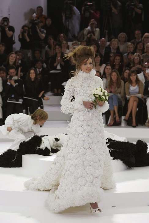 Abito da sposa Chanel rivestito di piume dalla collezione 2004-2005