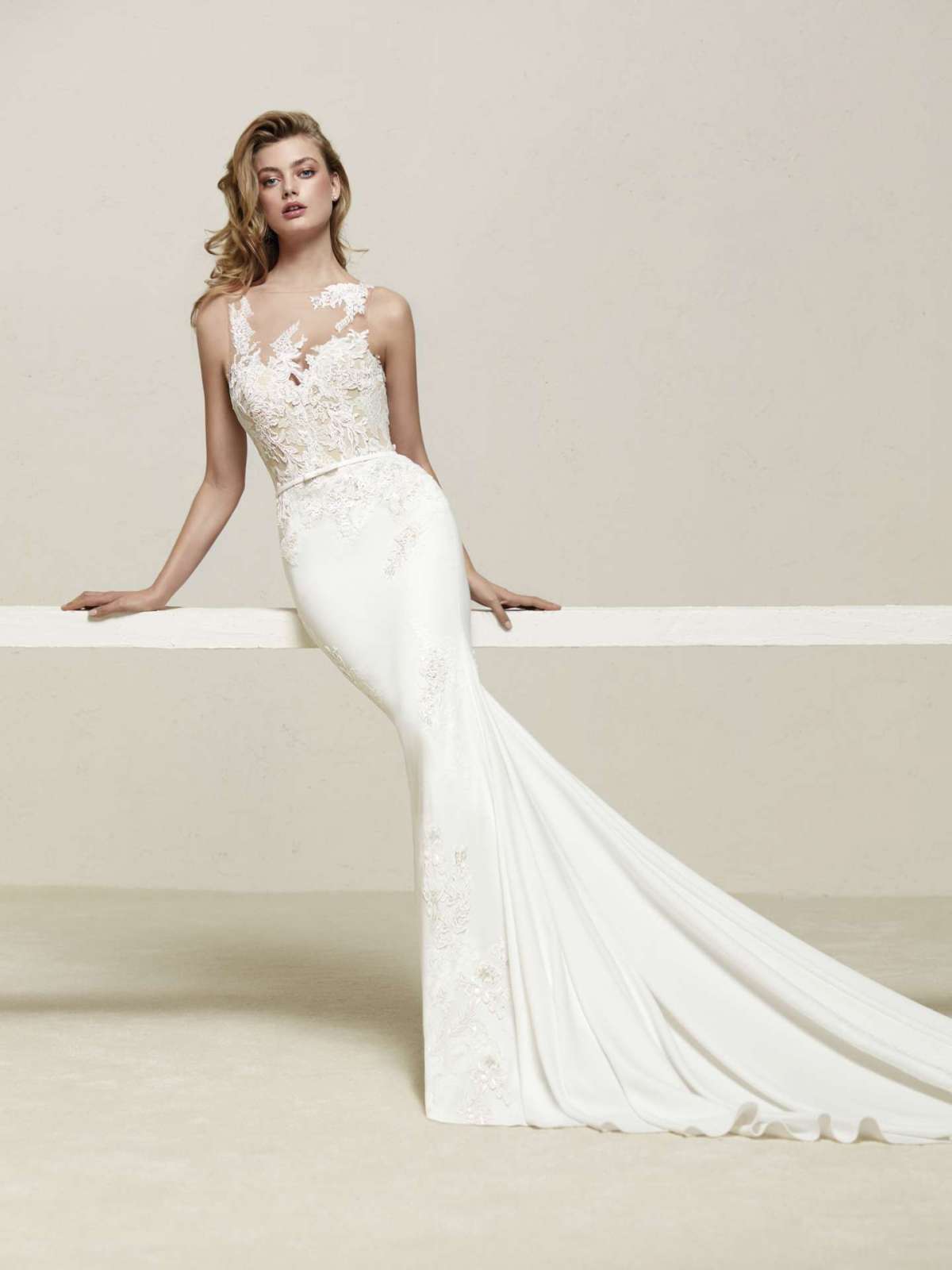 Abito da sposa con cintura Pronovias