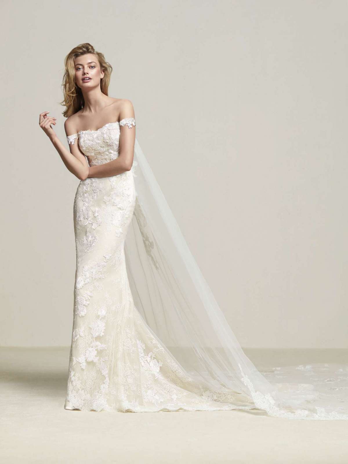 Abito da sposa in pizzo Pronovias