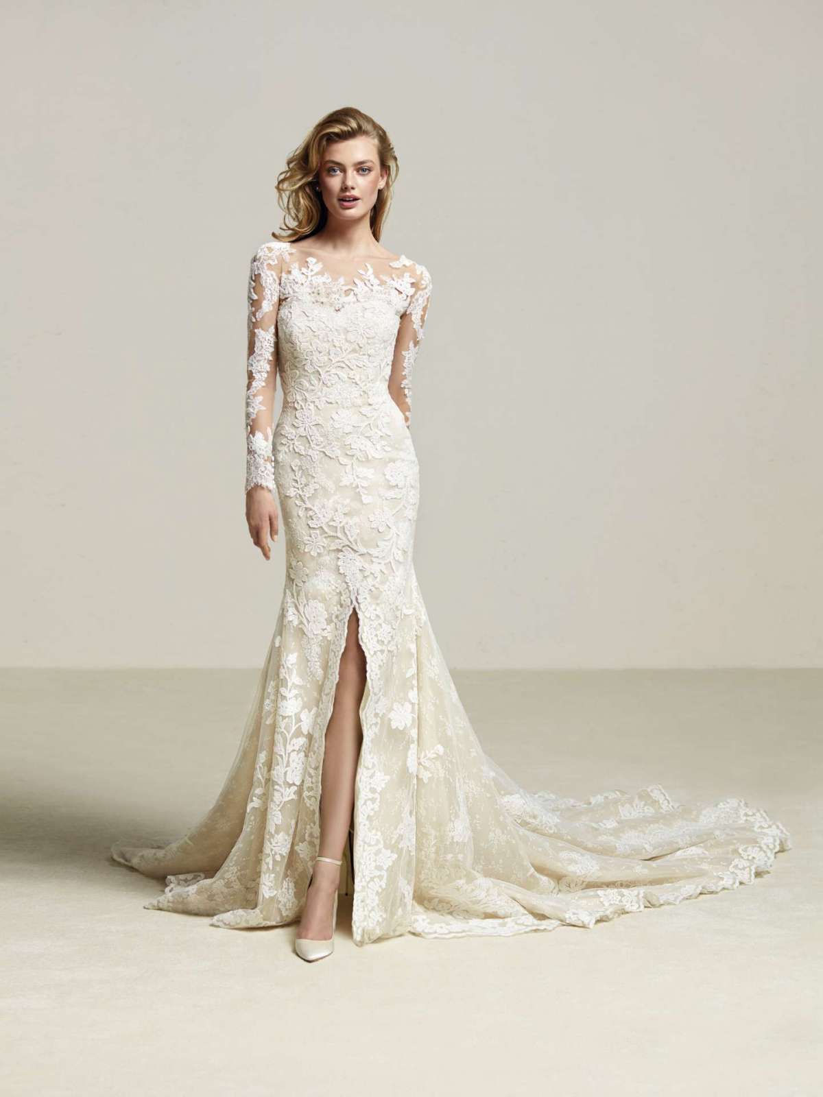 Abito in pizzo con spacco Pronovias