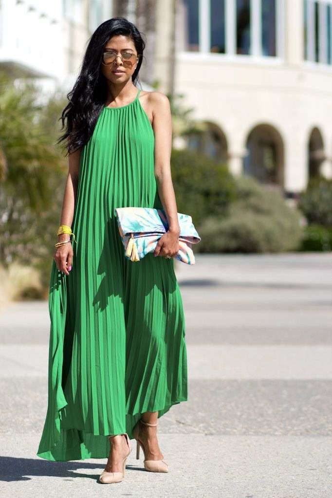 Abito verde e scarpe nude