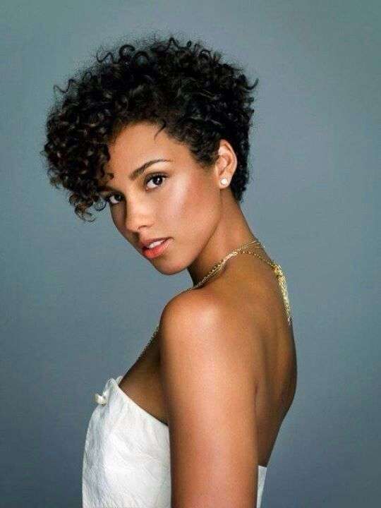 Alicia Keys con capelli ricci corti