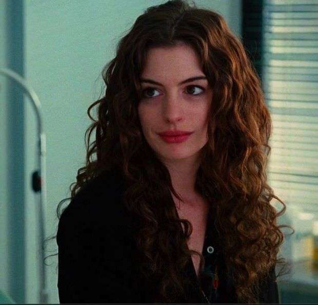 Anne Hathaway con capelli ricci