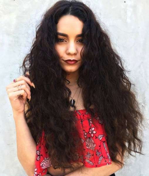 Capelli ricci e lunghi di Vanessa Hudgens