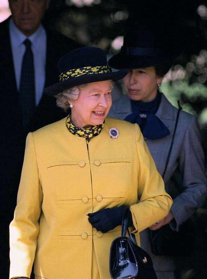 Cappotto giallo per Elisabetta II