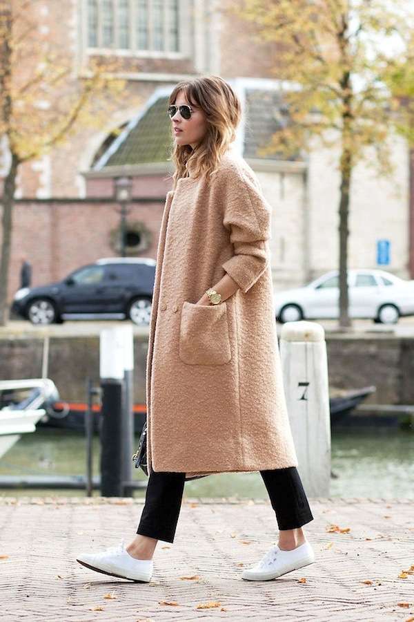 Cappotto in lana e sneakers bianche