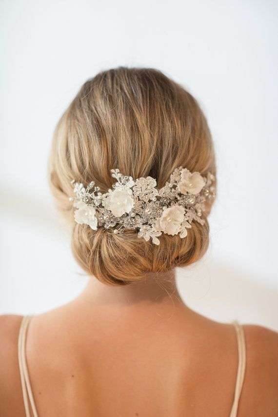 Chignon basso con fermaglio floreale grande