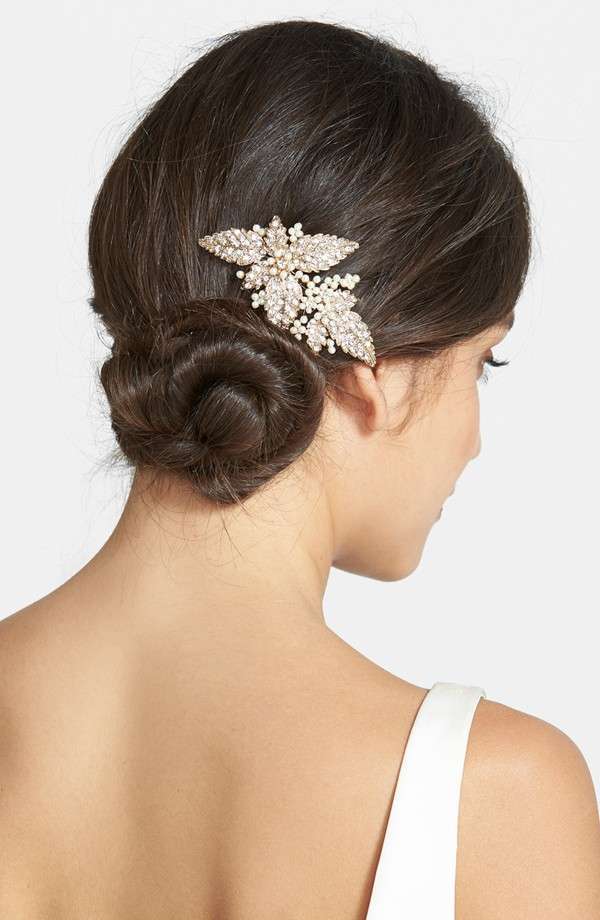 Chignon laterale con fermaglio