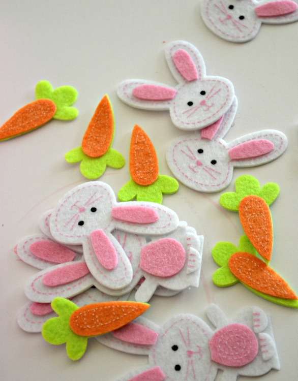 Conigli e carote di feltro
