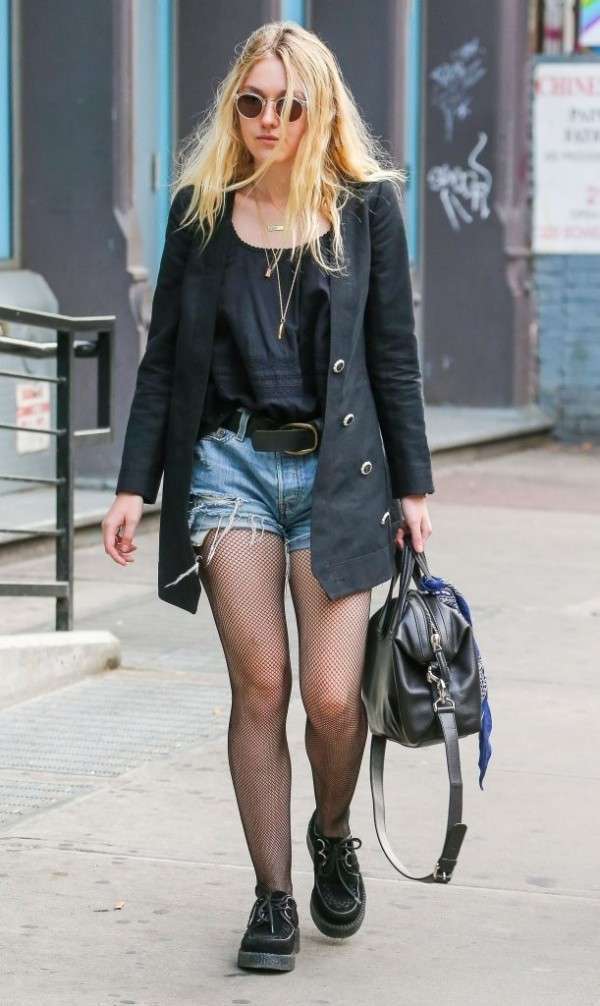 Dakota Fanning con calze a rete sotto i jeans