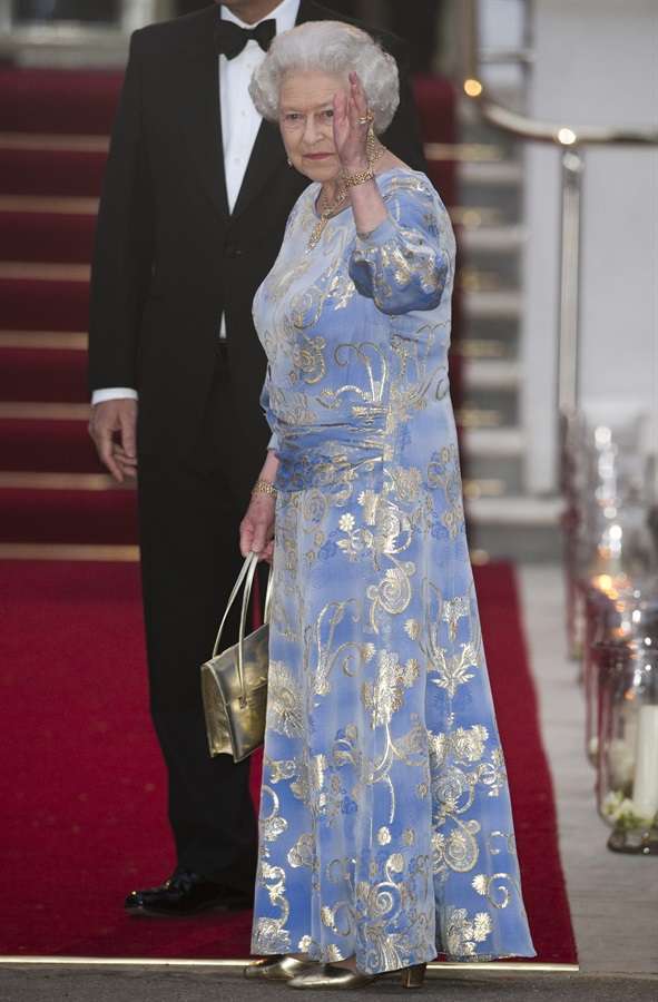 Elisabetta II con abito azzurro