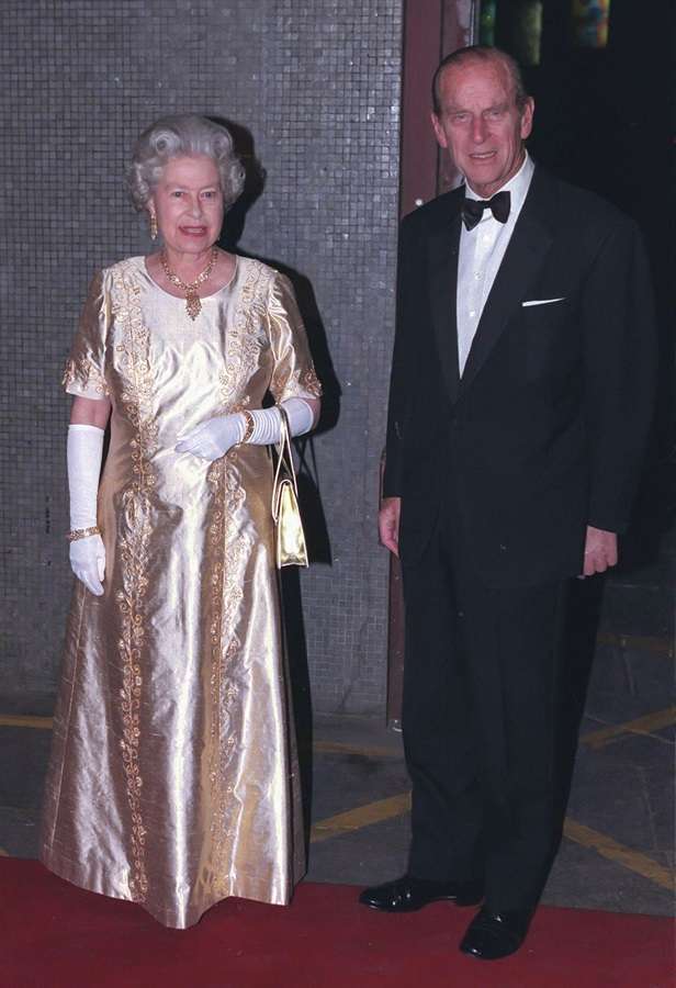 Elisabetta II con abito dorato