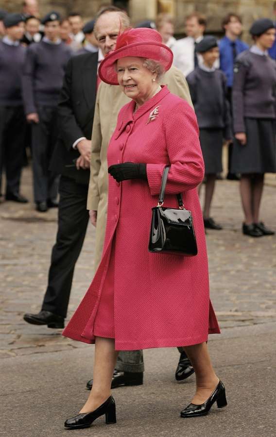 Elisabetta II con cappotto corallo
