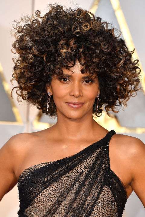 Halle Berry con ricci afro