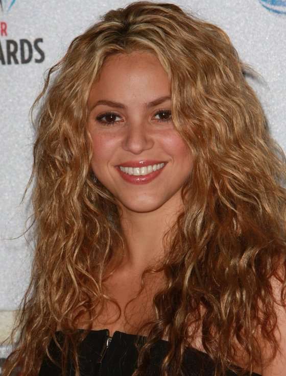 I capelli ricci biondi di Shakira