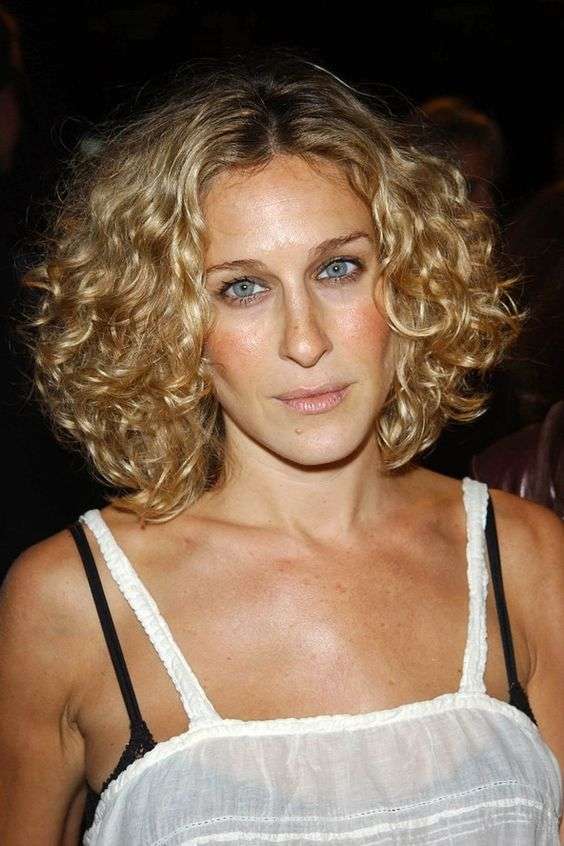 Il bob con capelli ricci sfoggiato da Sarah Jessica Parker