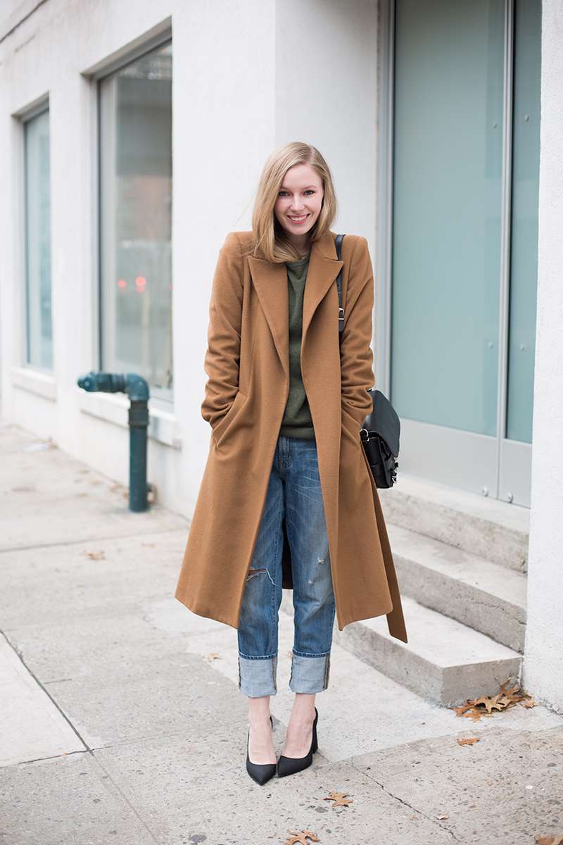 Jeans e cappotto cammello