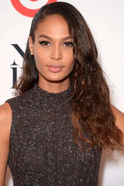 Joan Smalls con capelli lunghi e ricci