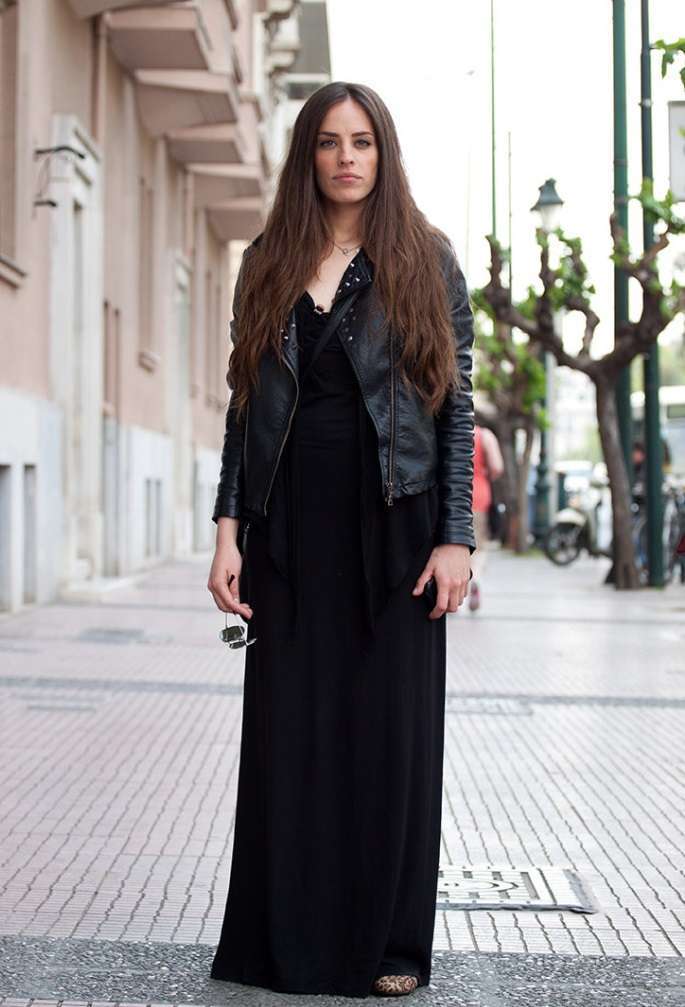 La giacca di pelle su un abito nero