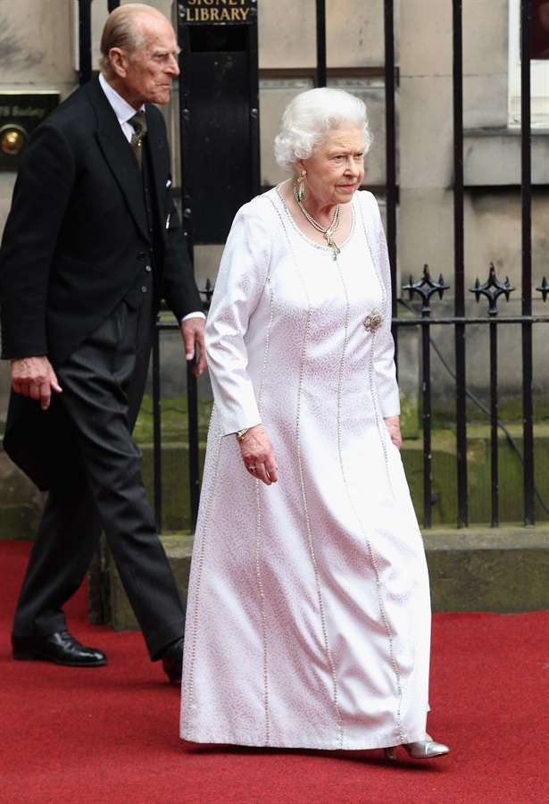 La regina con un abito bianco