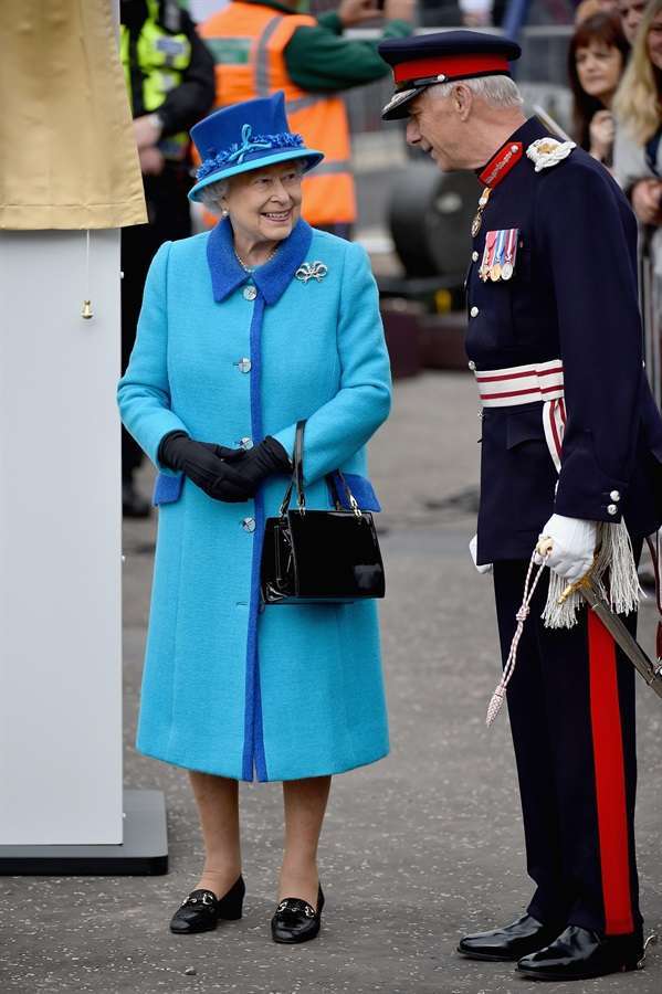 La regina con un coatdress azzurro
