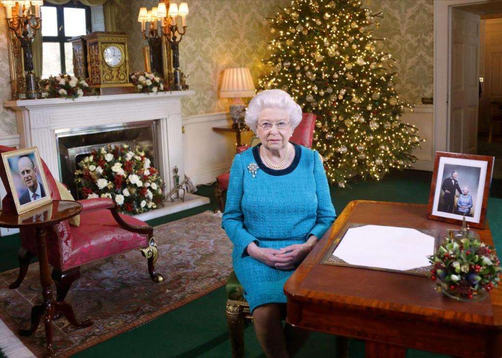 La regina Elisabetta II con abito azzurro