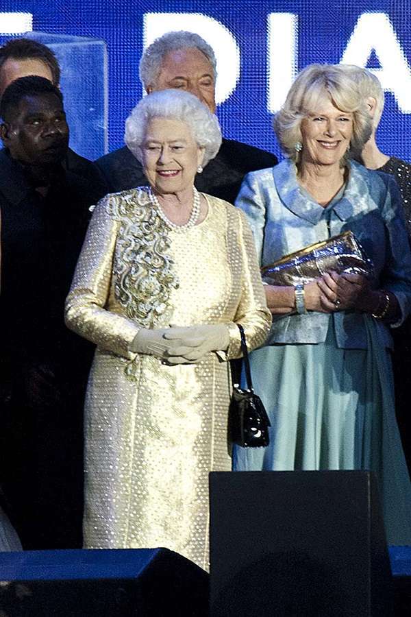 La regina Elisabetta II con abito giallo pastello
