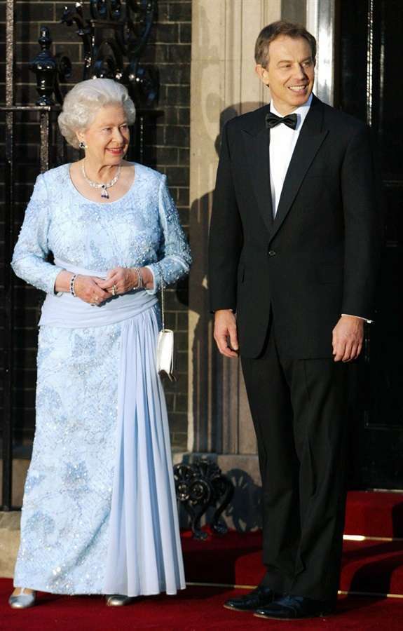 La regina Elisabetta II con abito plissè lungo