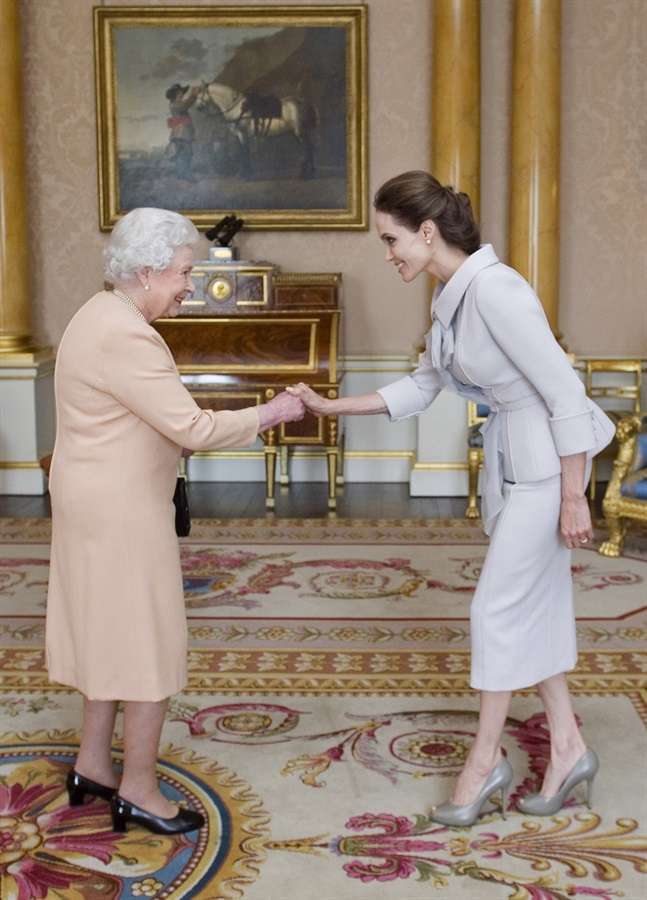 La regina incontra Angelina Jolie