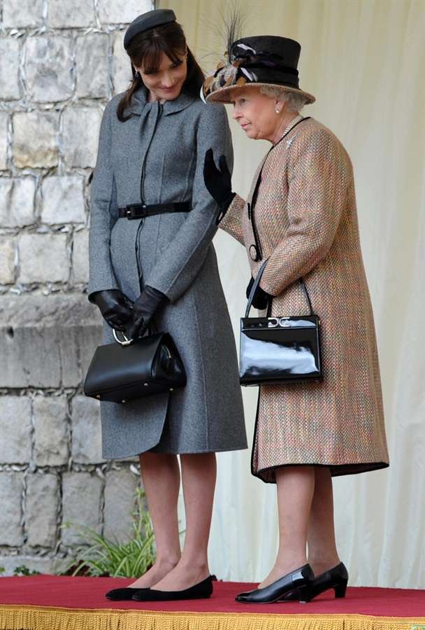 La regina incontra Carla Bruni