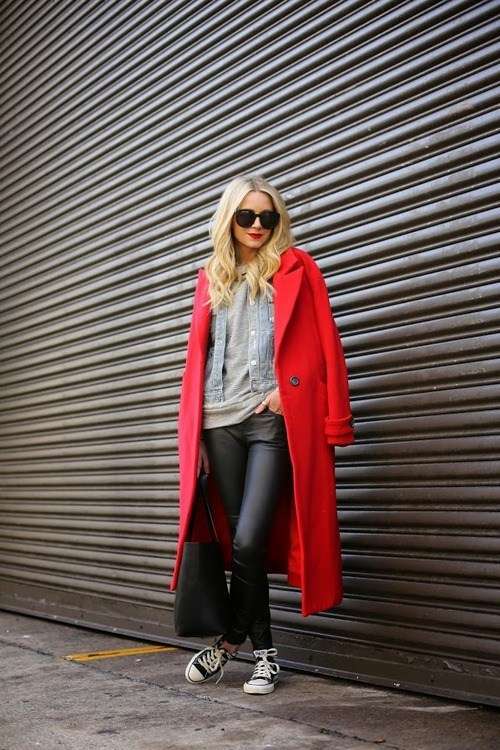 Look con cappotto rosso e Converse