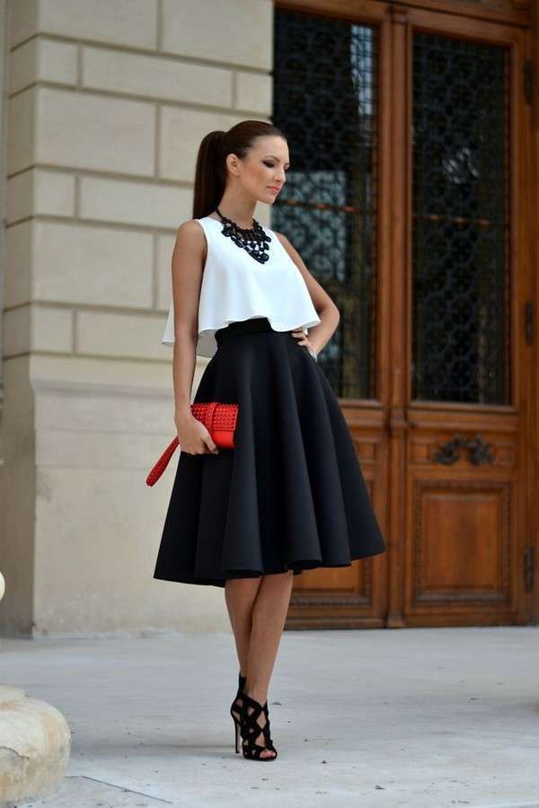 Look con gonna longuette elegante a vita alta