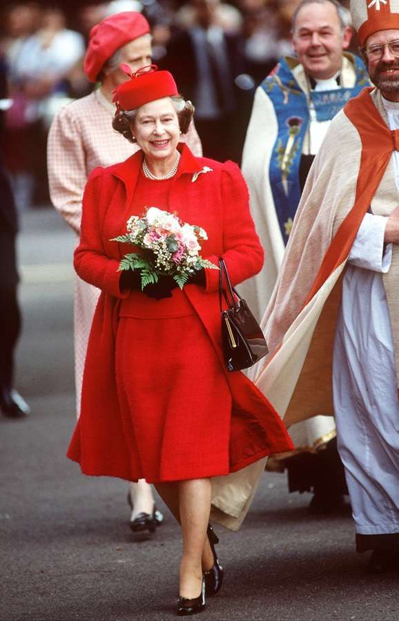 Look in rosso per Elisabetta II