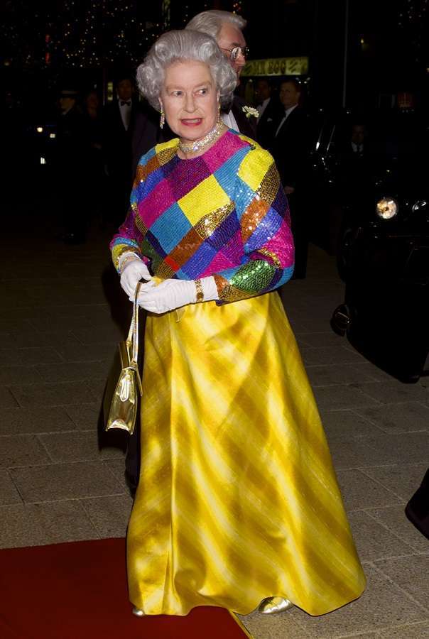 Look multicolor per la regina Elisabetta II