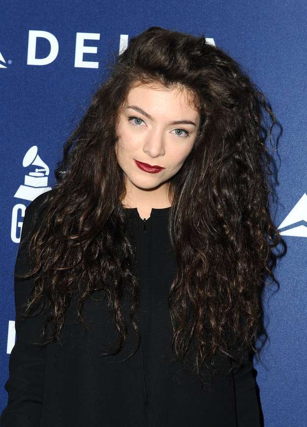 Lorde con capelli lunghi e ricci