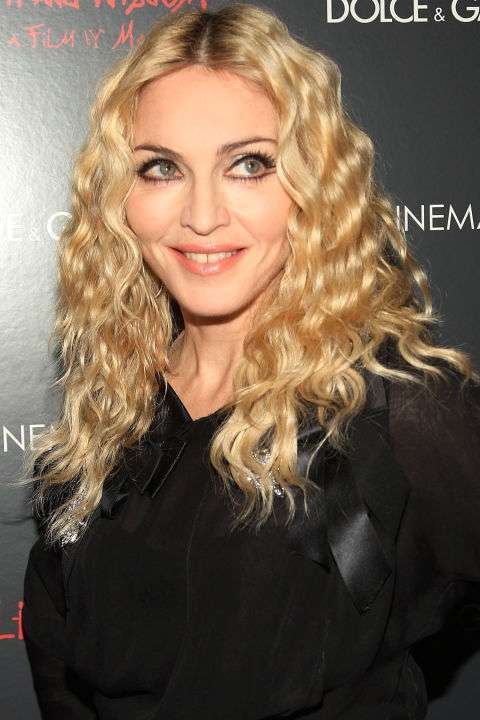 Madonna con capelli ricci