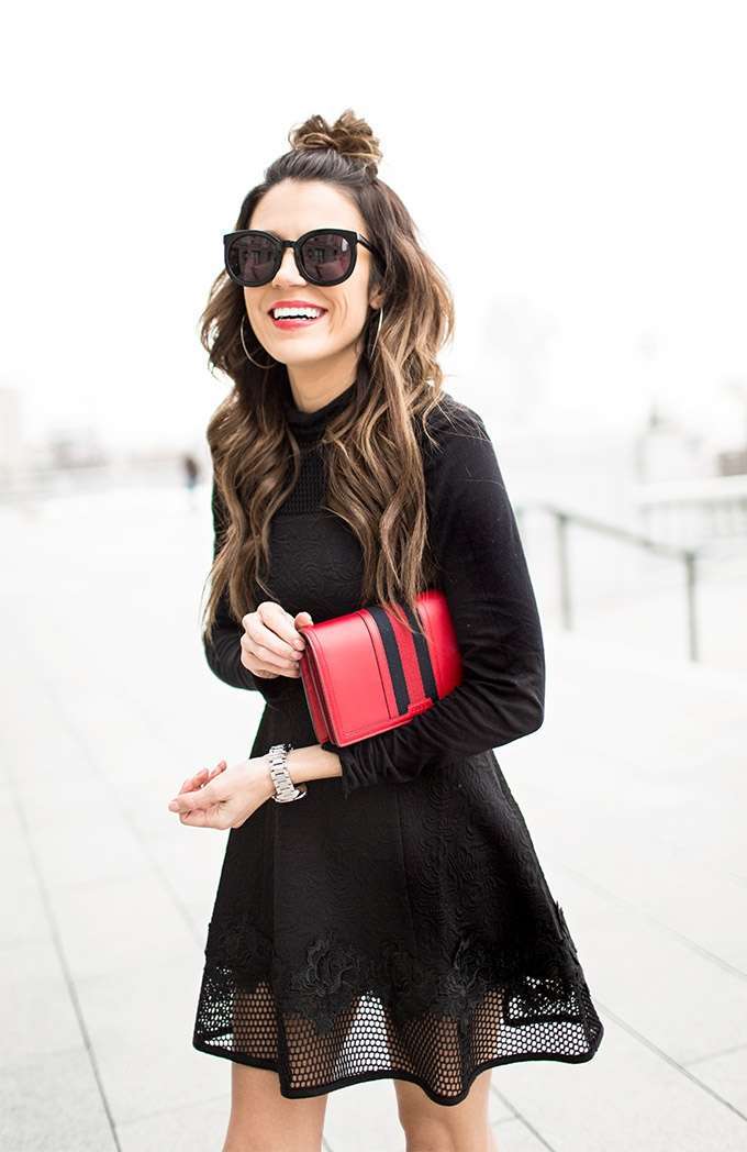 Minidress nero e borsa rossa
