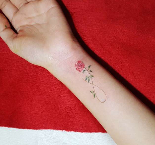 Rosa rossa tatuata sul polso