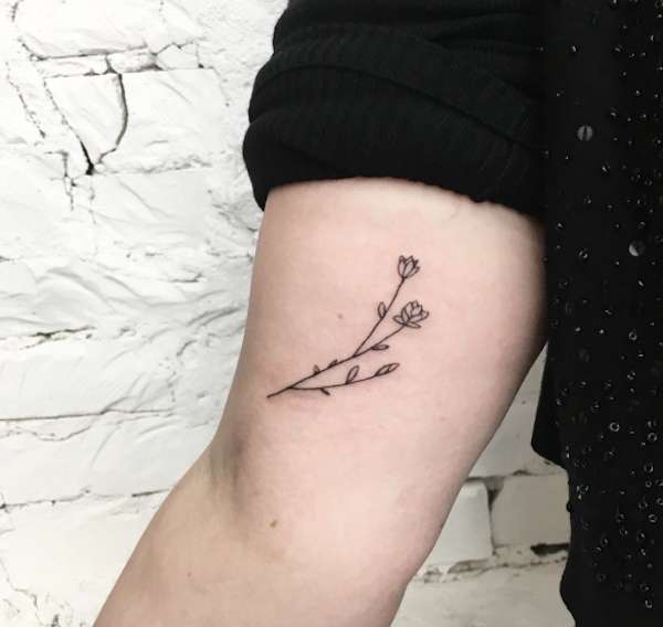 Rosa tatuata sul braccio