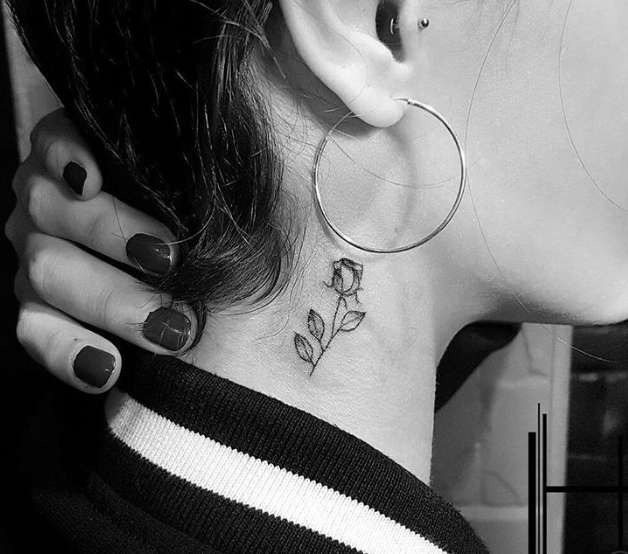 Rosa tatuata sul collo