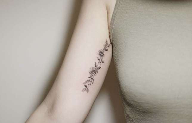 Rose tatuate all'interno del braccio