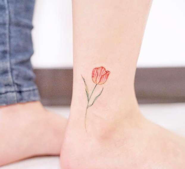 Tatuaggio bocciolo di rosa rossa