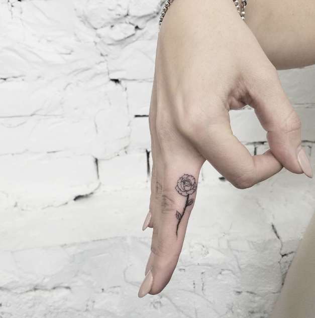 Tatuaggio con rosa dito