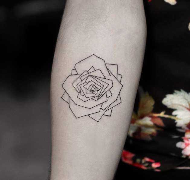 Tatuaggio con rosa geometrica